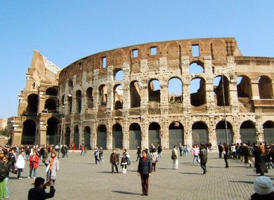 Ryanair bids for Colosseum image rights