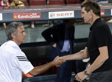Mourinho and Vilanova shake before the first leg.